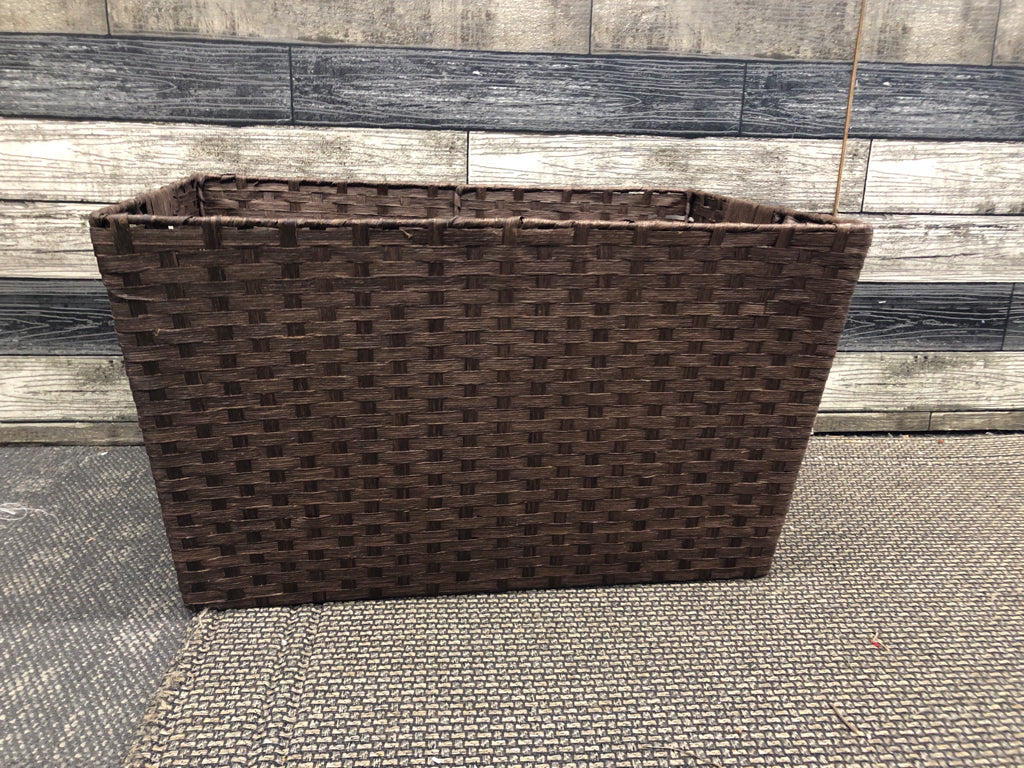 LARGE BROWN WOVEN RECTANGLE BASKET W/ HANDLES.