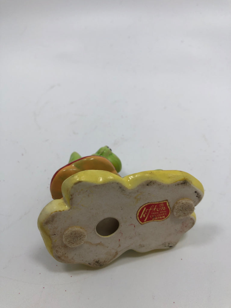 VTG TWO GREEN FROGS ON LILY PAD W/RED MUSHROOM.