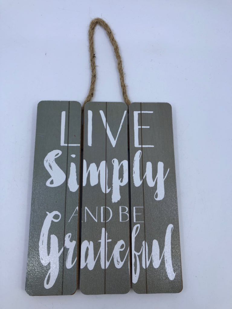 LIVE SIMPLY WALL HANGING W ROPE HANDLE.
