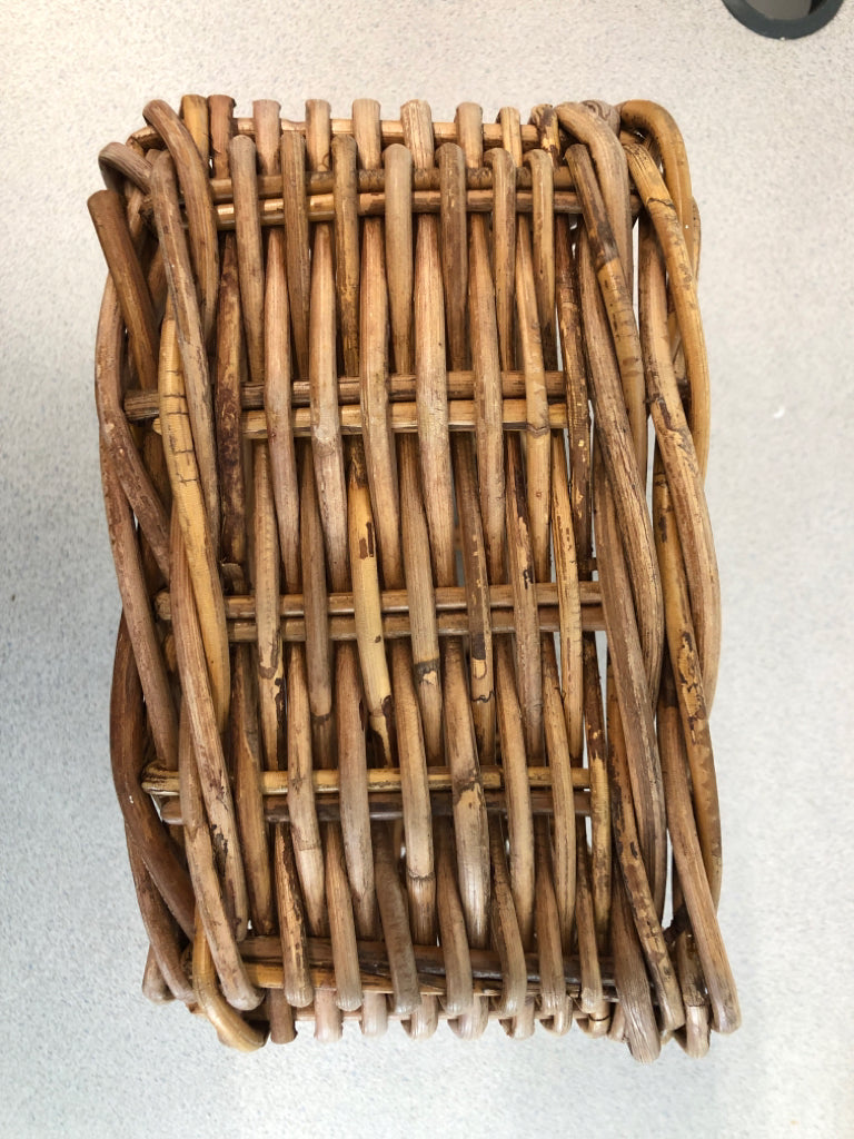 SM BROWN SQUARE WICKER BASKET.
