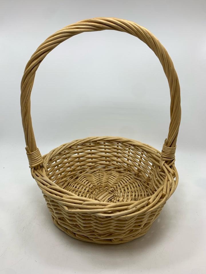 SM BLONDE WICKER BASKET W/HANDLE.