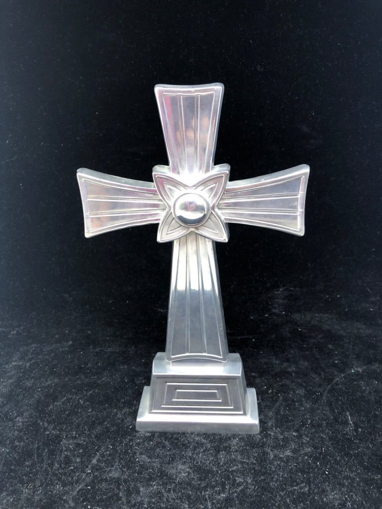 HEAVY DECORATIVE METAL CROSS.