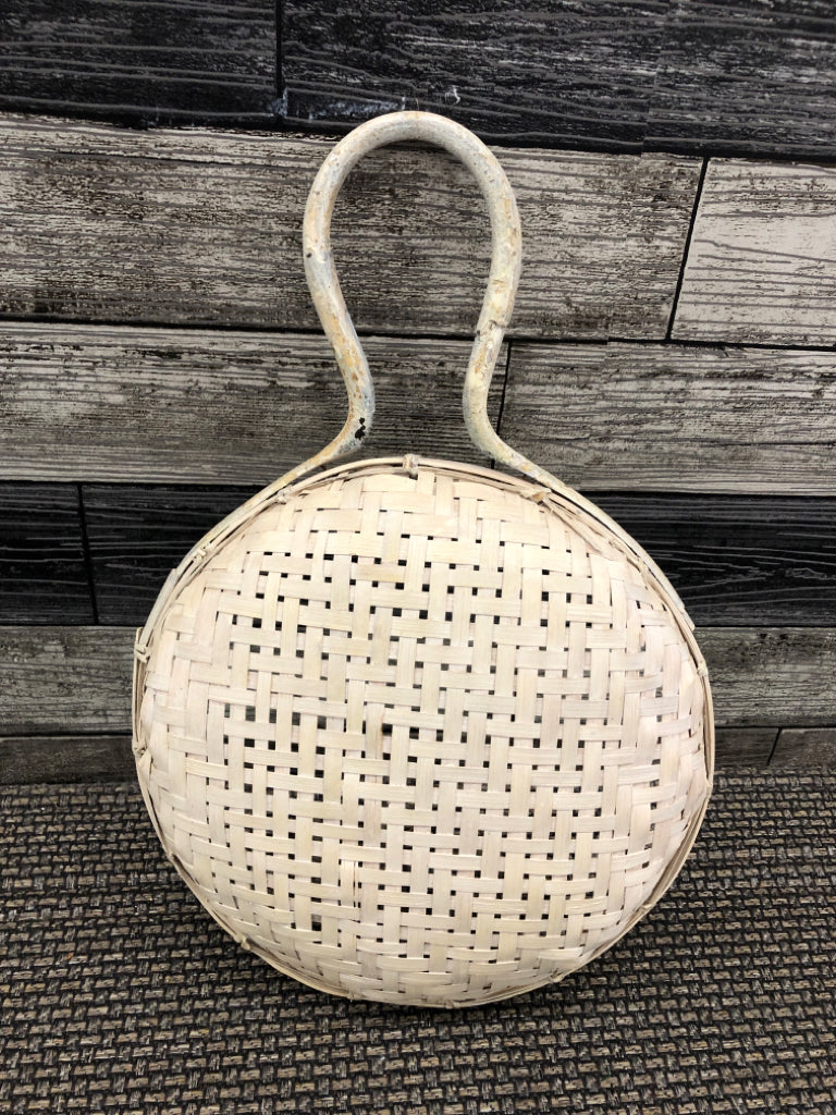 LIGHT WOVEN WALL HANGING BASKET.