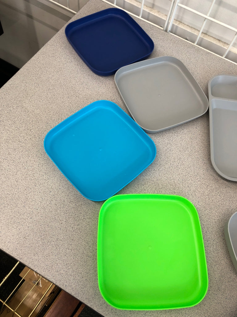 24PC MULTI-COLORED KIDS DINNER SET.