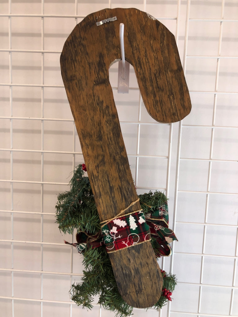 PRIMITIVE WOOD CANDY CANE W/ WREATH ON BOTTOM WALL HANGING.