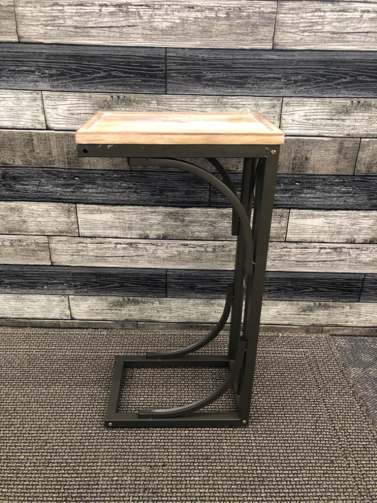 RUSTIC WOOD-TOP SOFA SIDE TABLE W/METAL BASE.