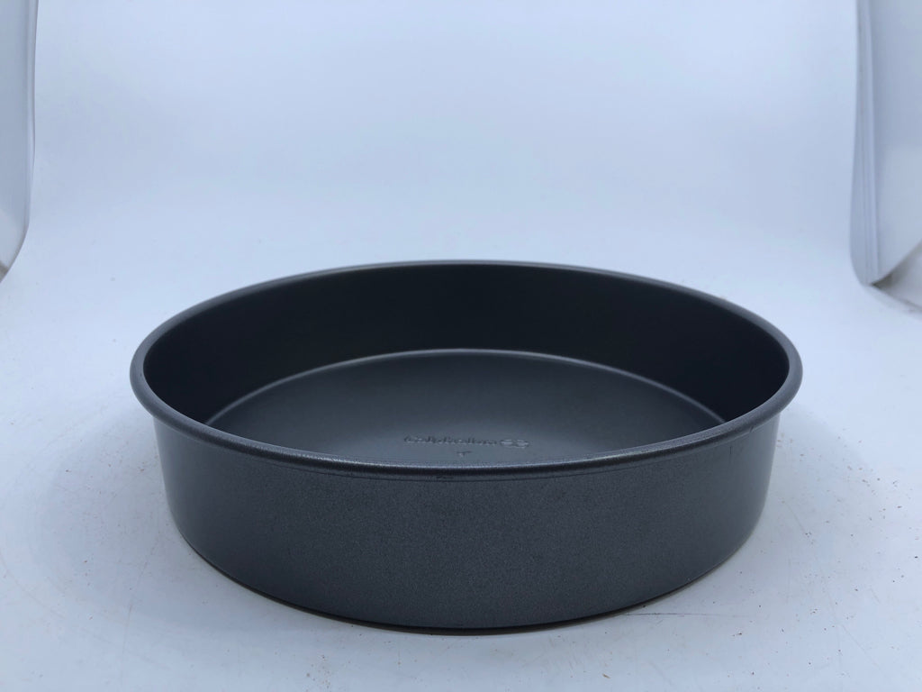 ROUND METAL CAKE PAN.