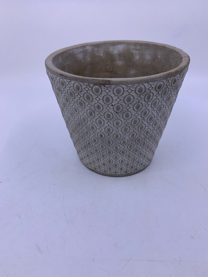 WHITEWASH CERAMIC PLANTER.
