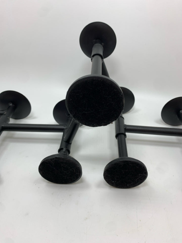 BLACK METAL ADJUSTABLE CANDLESTICK HOLDER.