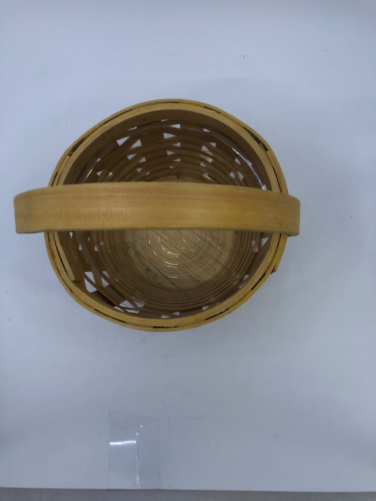 BLONDE WOOD BASKET W LINER.