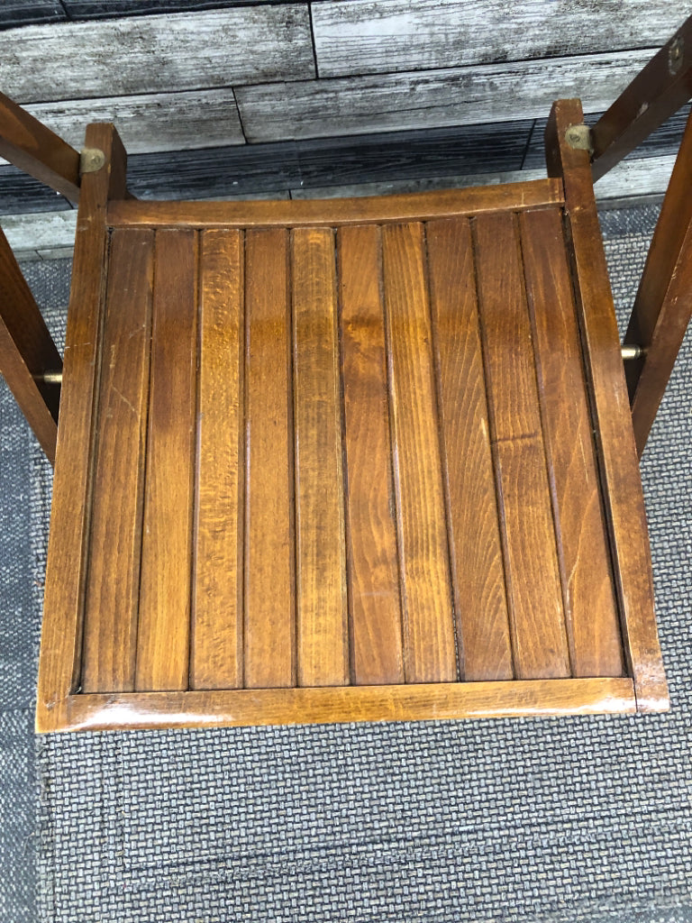 FOLDING WOOD CHAIR.