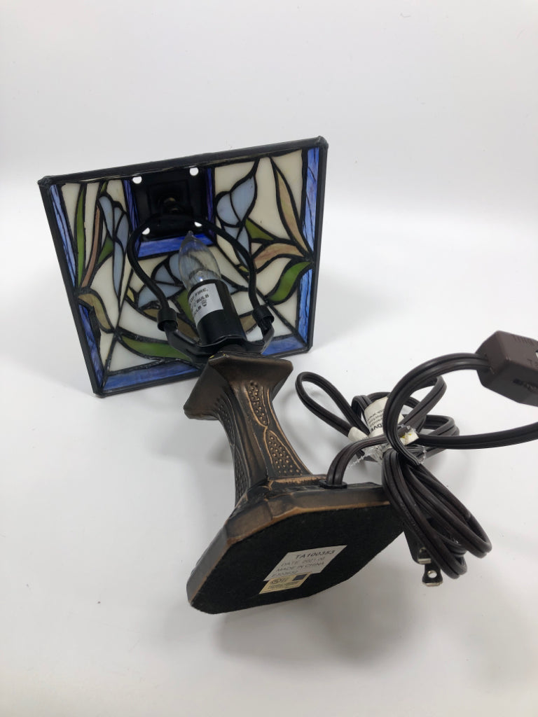 STAINED GLASS FLORAL LAMP W/DISTRESSED METAL BASE.
