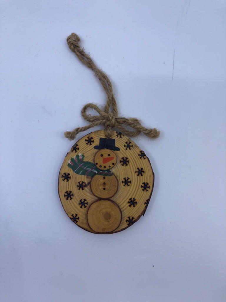 SNOWMAN ON TREE BARK ORNAMENT.