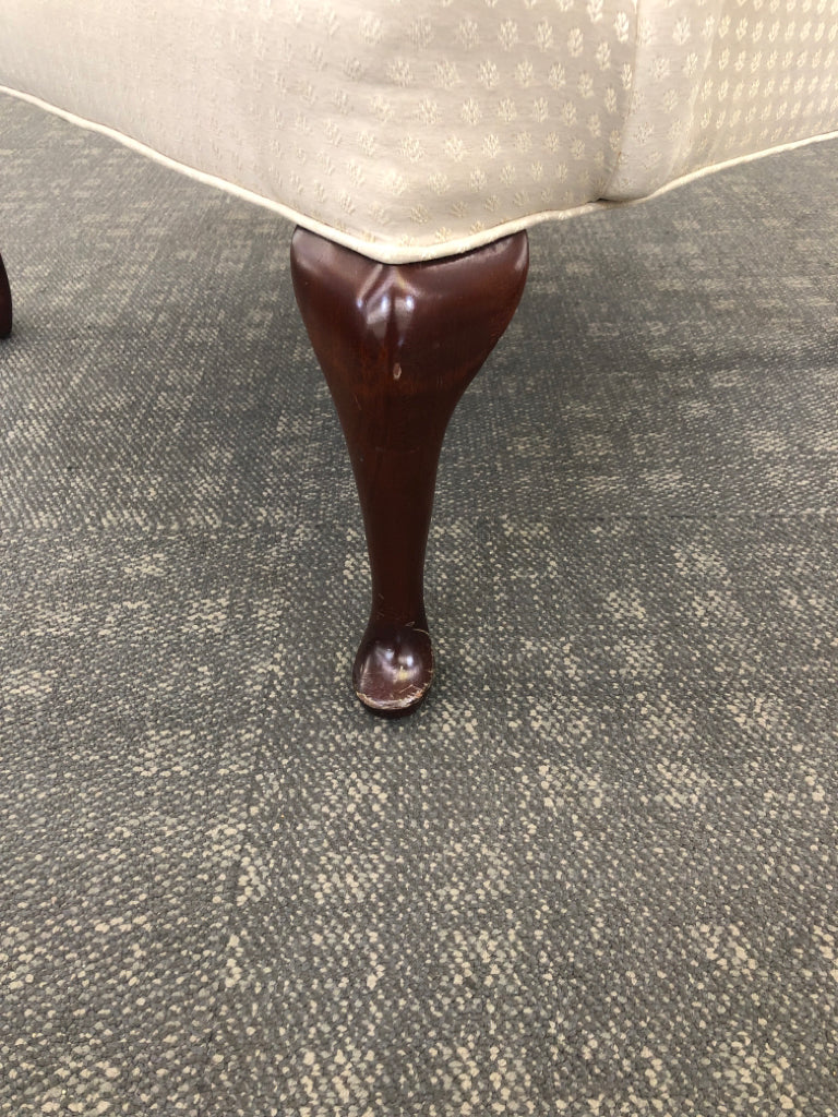 VTG CREAM WING-BACK CHAIR.