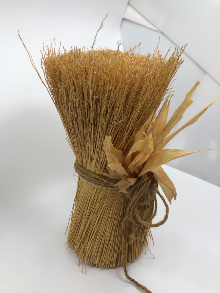 FAUX STRAW BUNDLE W/EAR OF CORN.