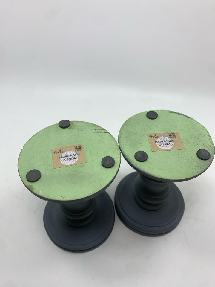 2 GREY RESIN PILLAR CANDLE HOLDERS.