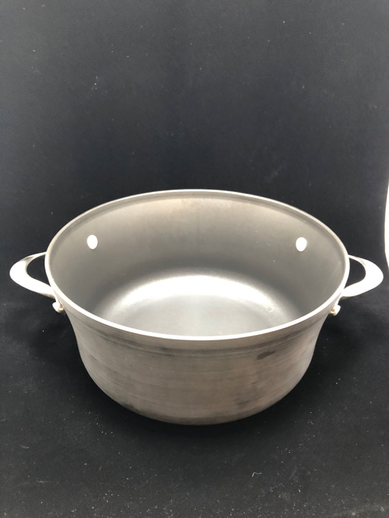 LARGE COVERED STOCK POT.
