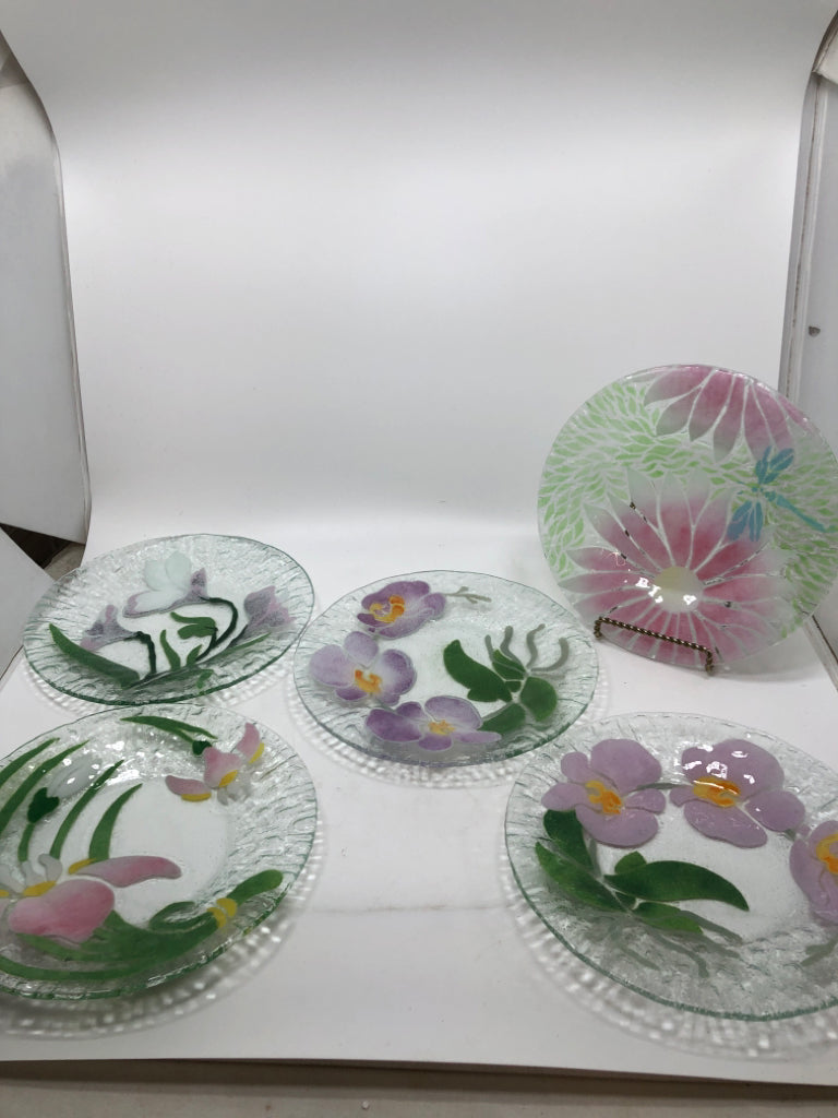 5 ASSORTED FUSED GLASS FLORAL LUNCH PLATES.