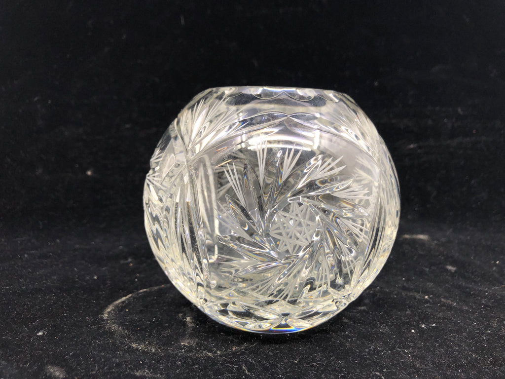 ROUND CUT CRYSTAL VOTIVE HOLDER.