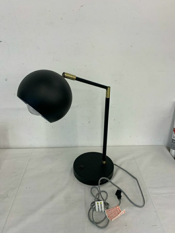 BLACK ADJUSTABLE DESK LAMP.