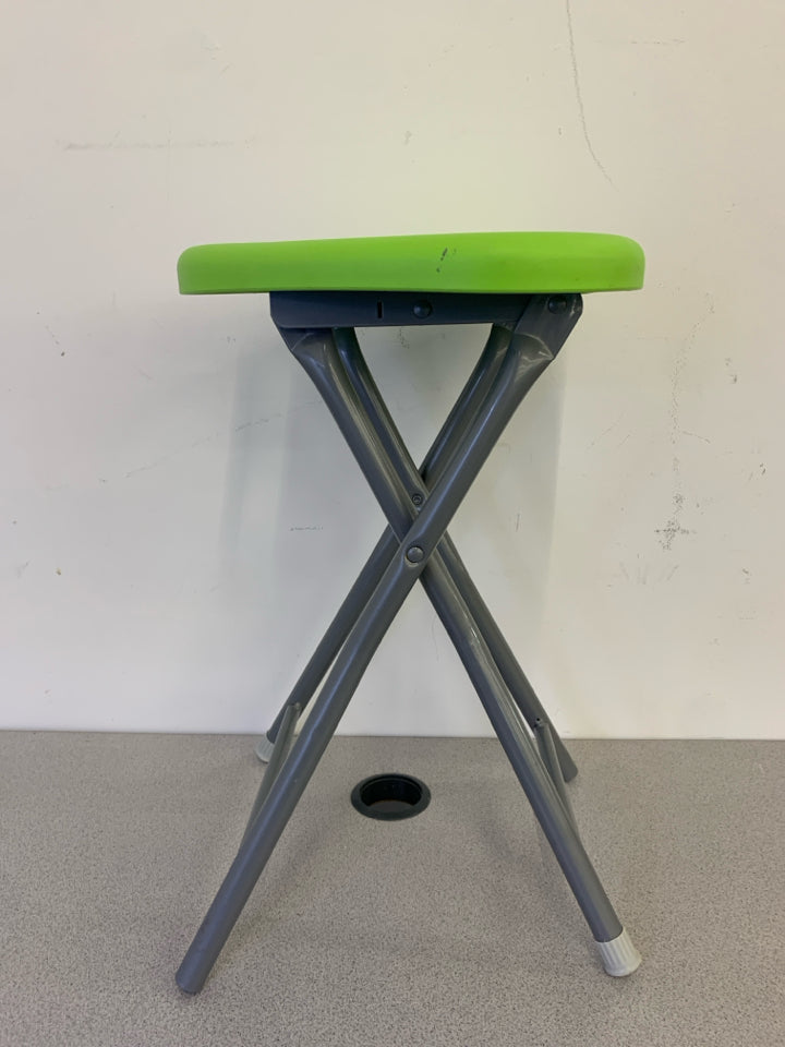 COLLAPSIBLE GREEN SEAT STOOL.