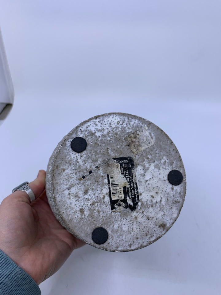 WHITEWASH CERAMIC PLANTER.