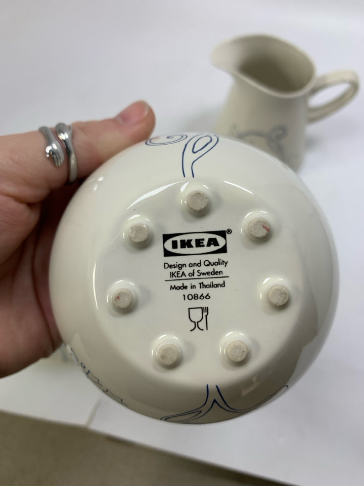 CERAMIC SUG/CREAMER W/ BLUE FLOWER OUTLINE.