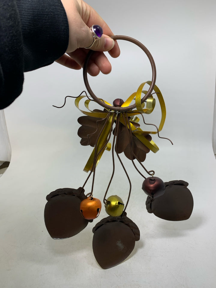 METAL 3 ACORNS W/ BELLS/BOW WALL HANGING.