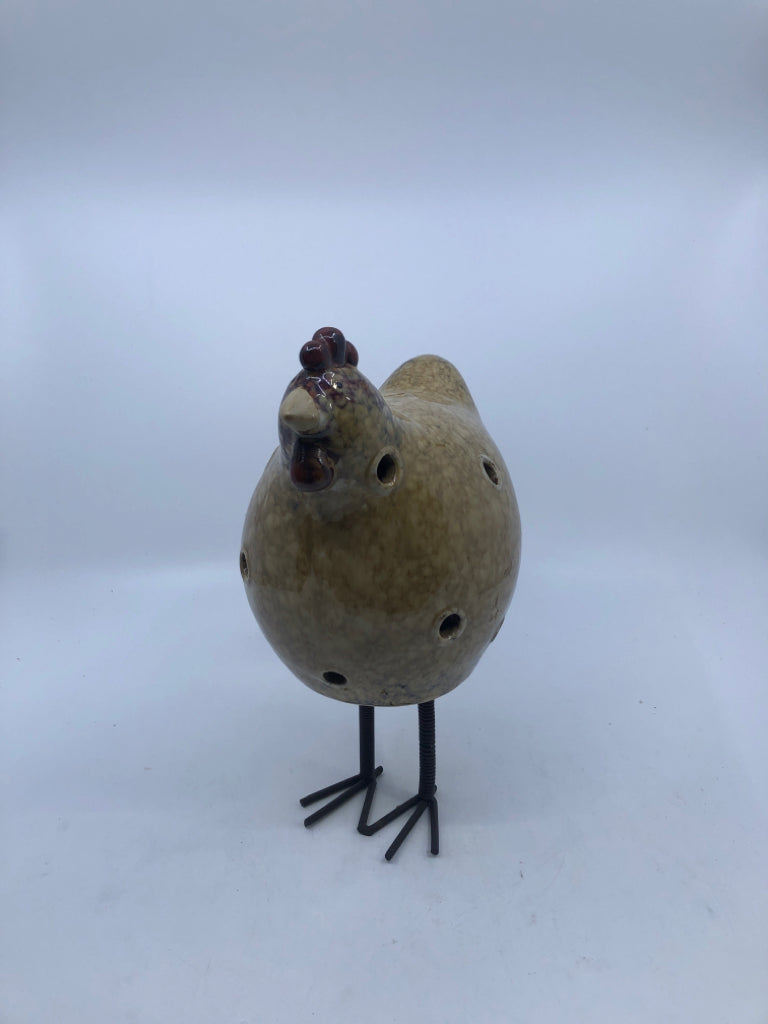 BROWN HEN W/METAL LEGS TEA LIGHT.