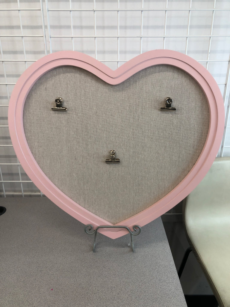 HEART W/PIN BOARD AND 3 PHOTO CLIPS.