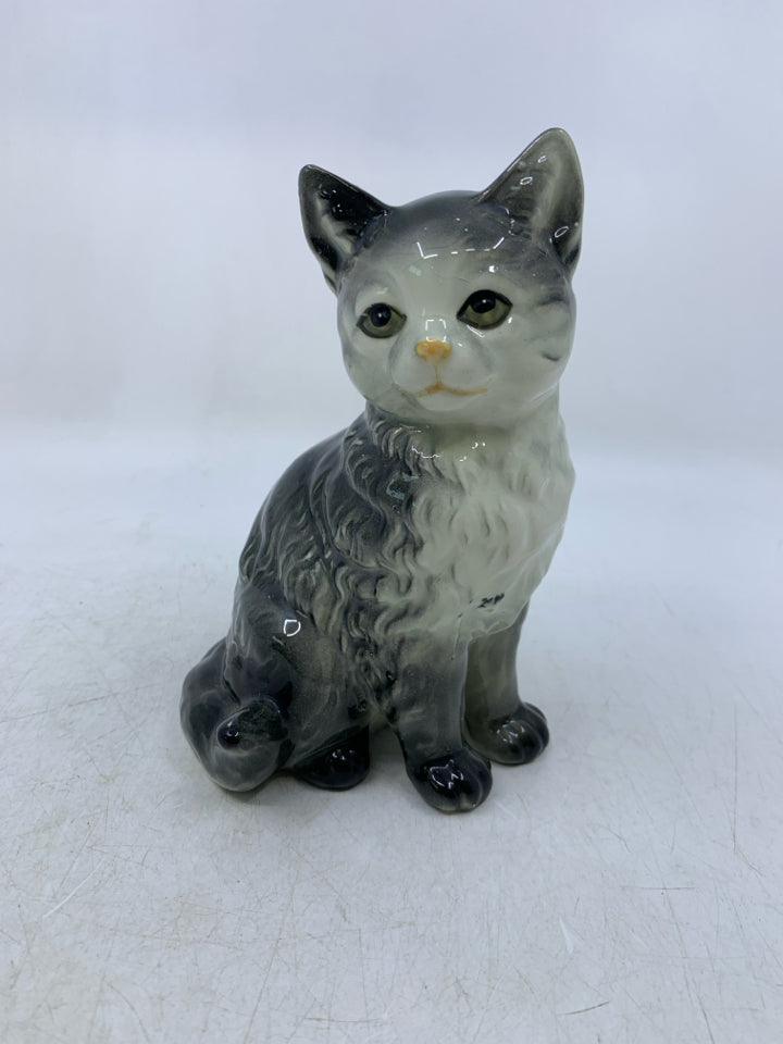 BLACK/WHITE CERAMIC SITTING CAT.