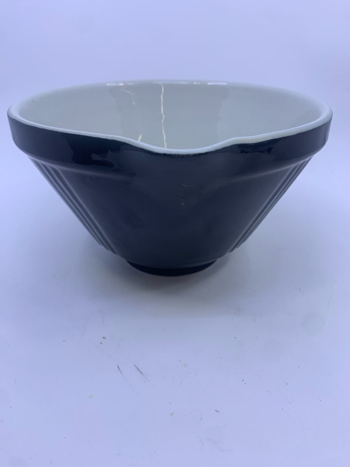 SMALL BLACK MIXING BOWL W SPOUT.