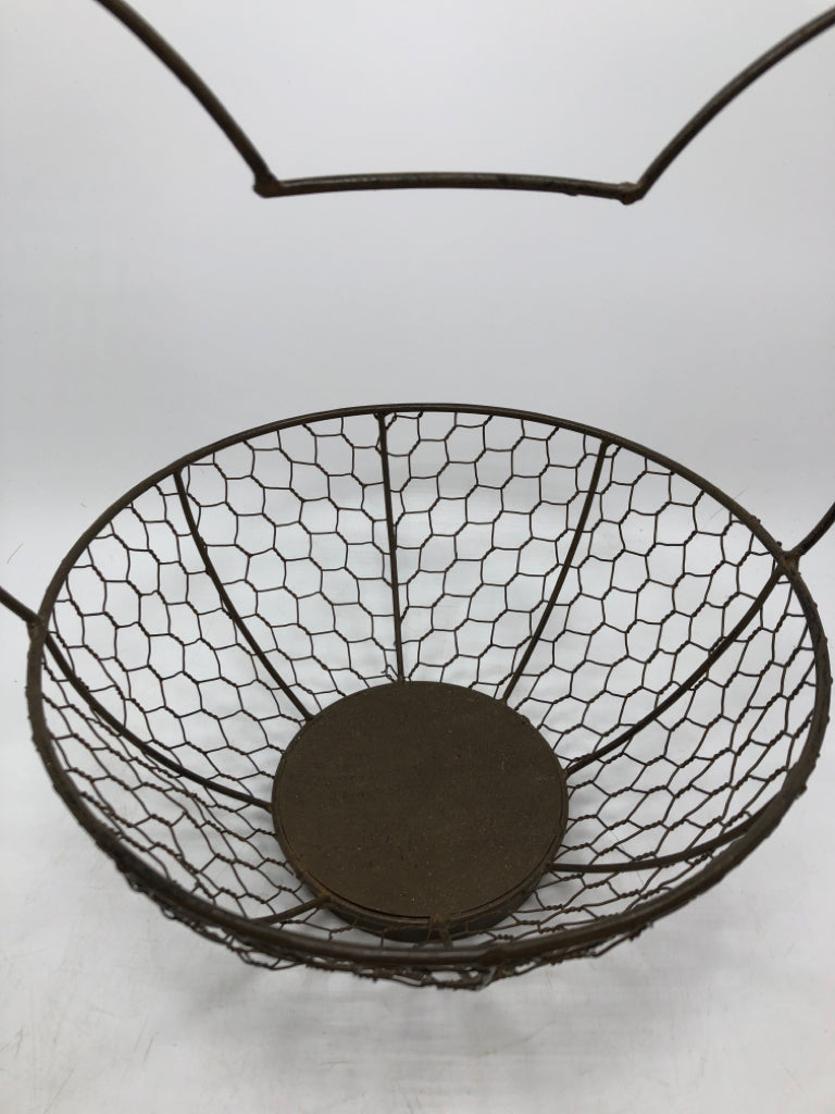 CHICKEN WIRE BASKET.