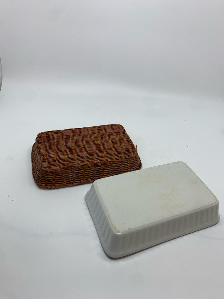 2 SM BLUE PAINTED SERVING DISHES IN WICKER BASKET.