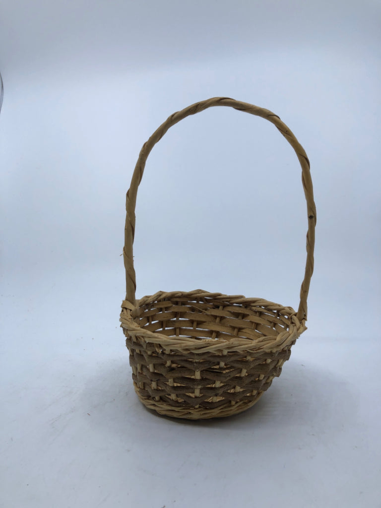 SMALL WICKER BASKET W/HANDLE.