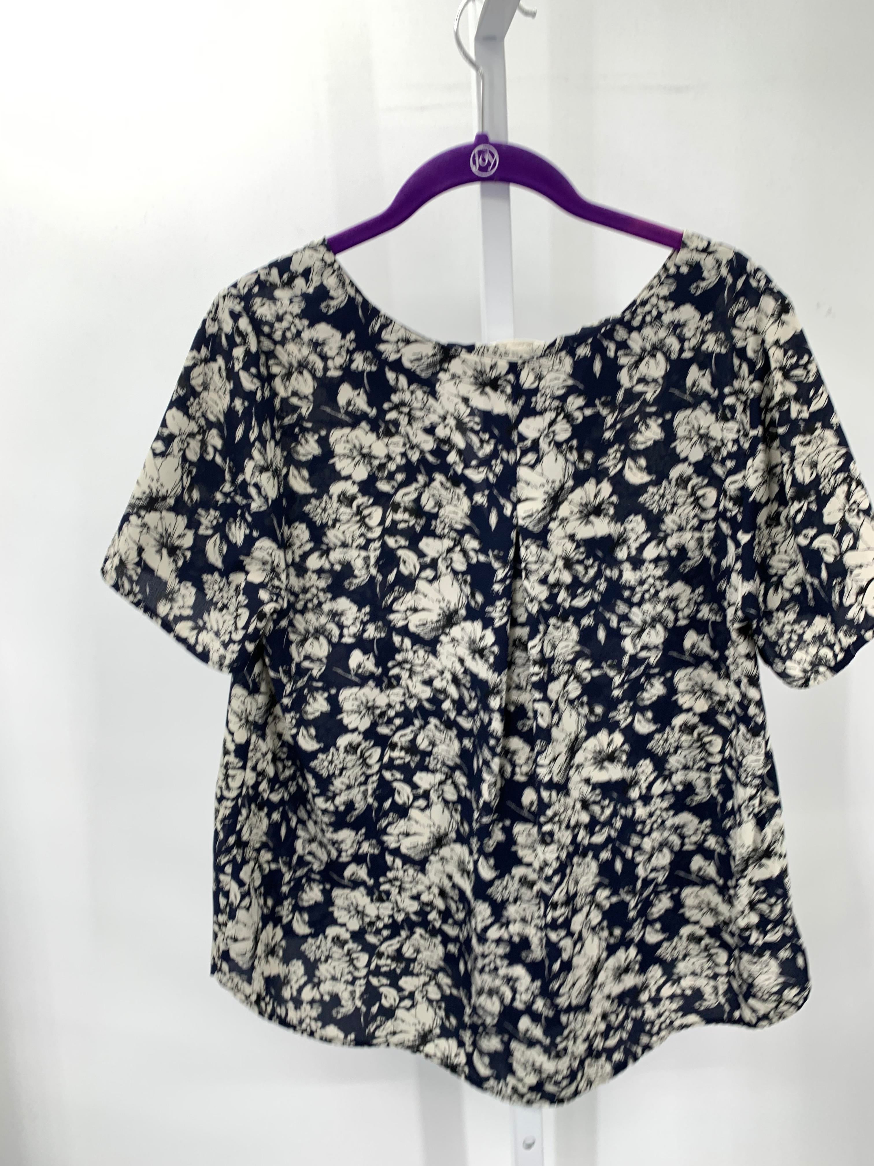 Size Medium Juniors Short Sleeve Shirt