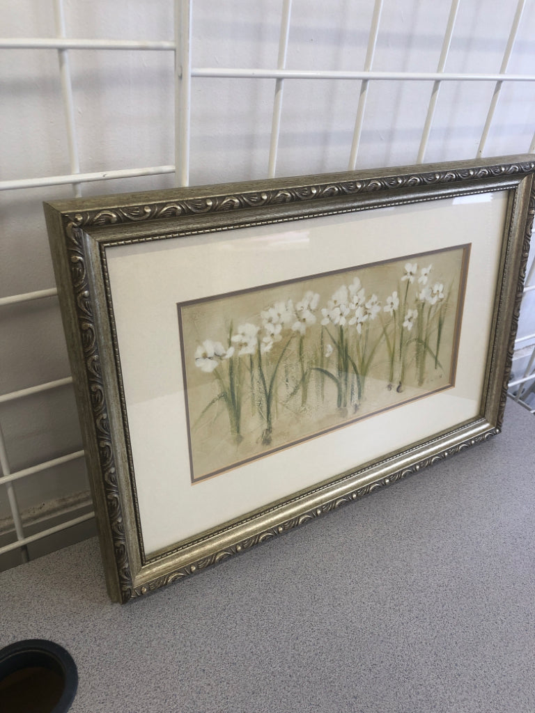 GOLD FRAME WHITE FLOWER WALL HANGING.