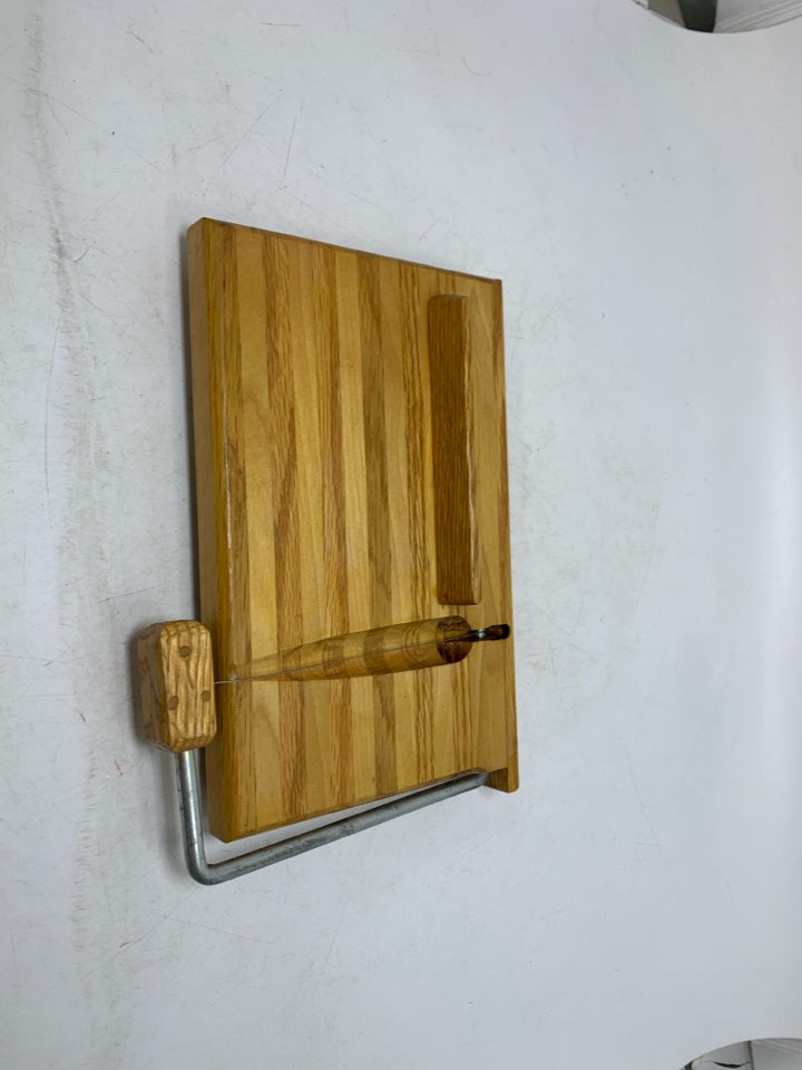 OAK WOOD CHEESE BOARD W/ CUTTER.