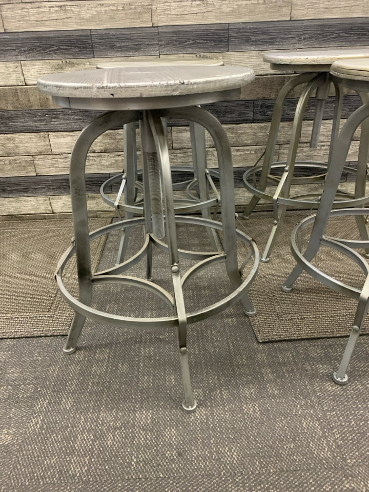 4 METAL TWISTED METALLIC BAR STOOL PAINTED SILVER.