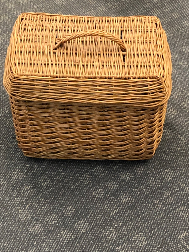 WICKER BASKET W/LID.