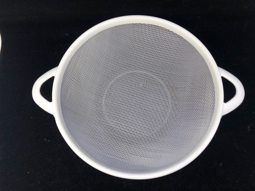 WHITE MESH STRAINER.