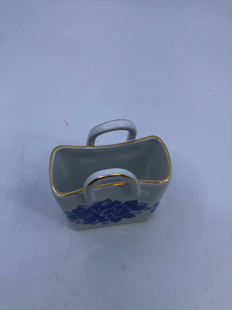 SMALL BLUE AND WHITE PURSE.