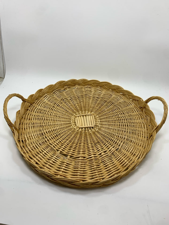 ROUND WICKER BASKET TRAY W/HANDLES.