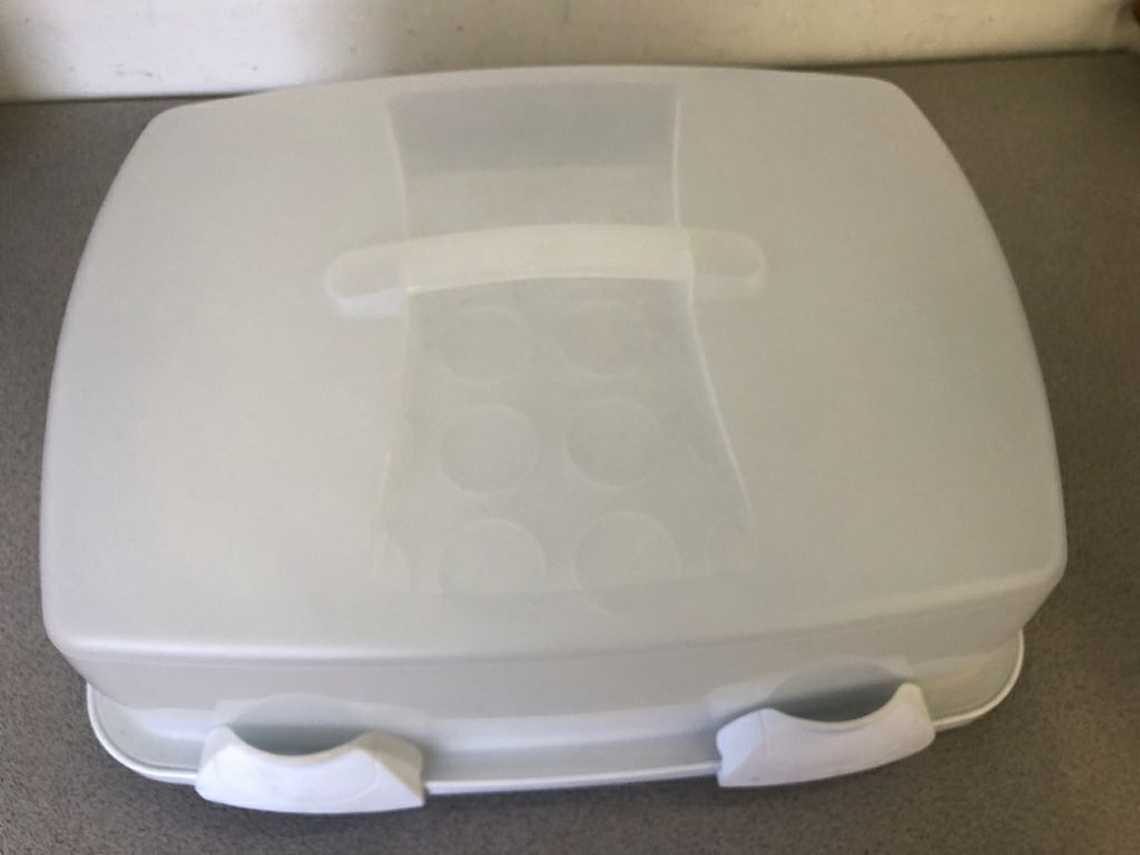 WILTON CUP CAKE CARRIER.
