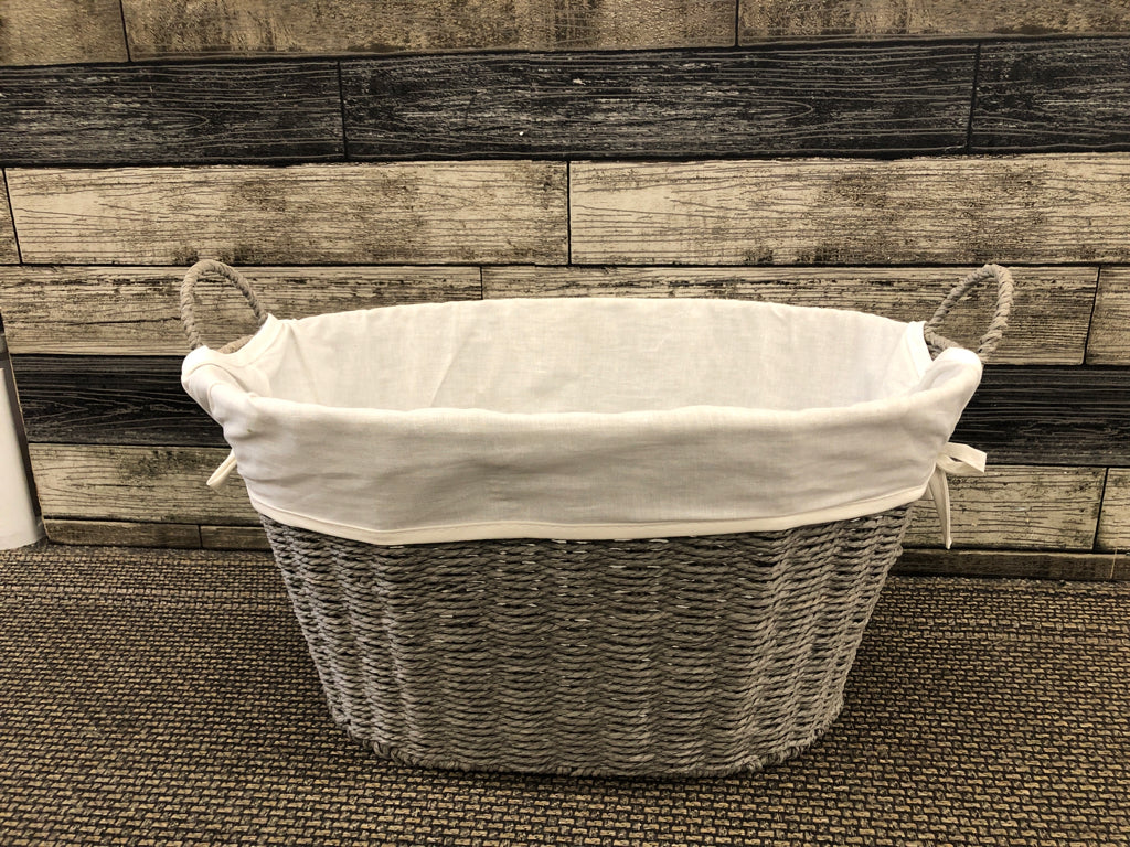 GREY WOVEN BASKET W LINER.