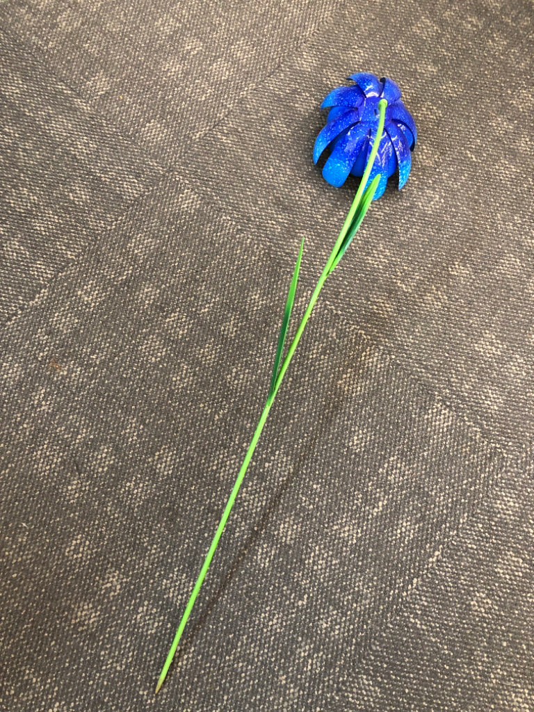 BLUE METAL FLOWER YARD DECOR.