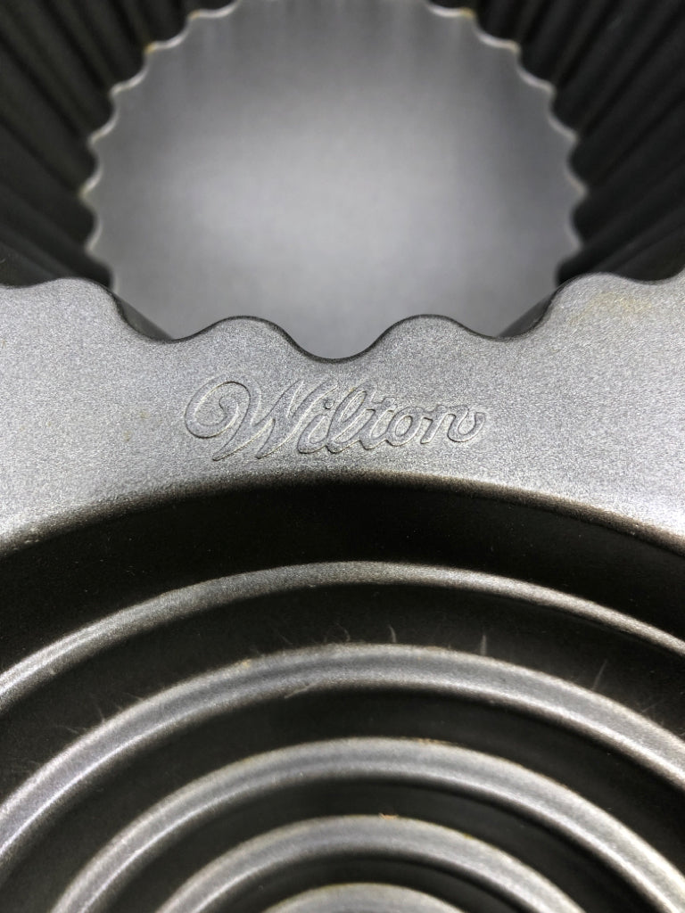 NIB GIANT CUPCAKE PAN WILTON.
