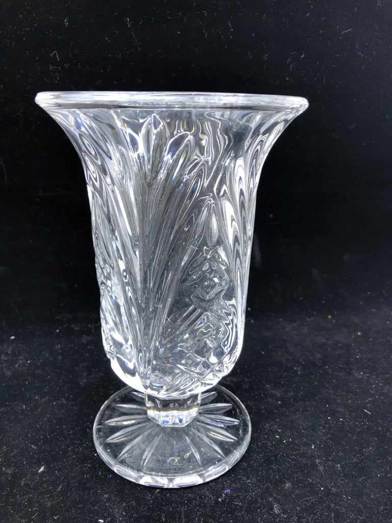 CLEAR HEAVY CRYSTAL GLASS FOOTED FLARED EDGE VASE.