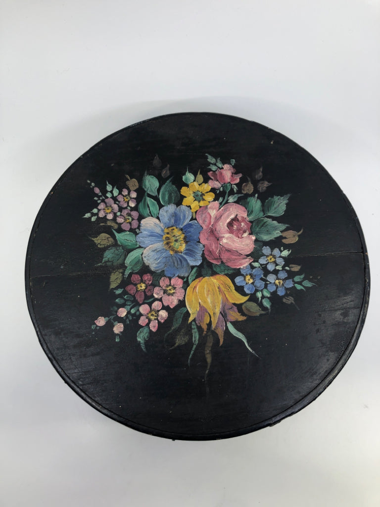 VTG WOOD PAINTED FLORAL BOX W HANDLE.