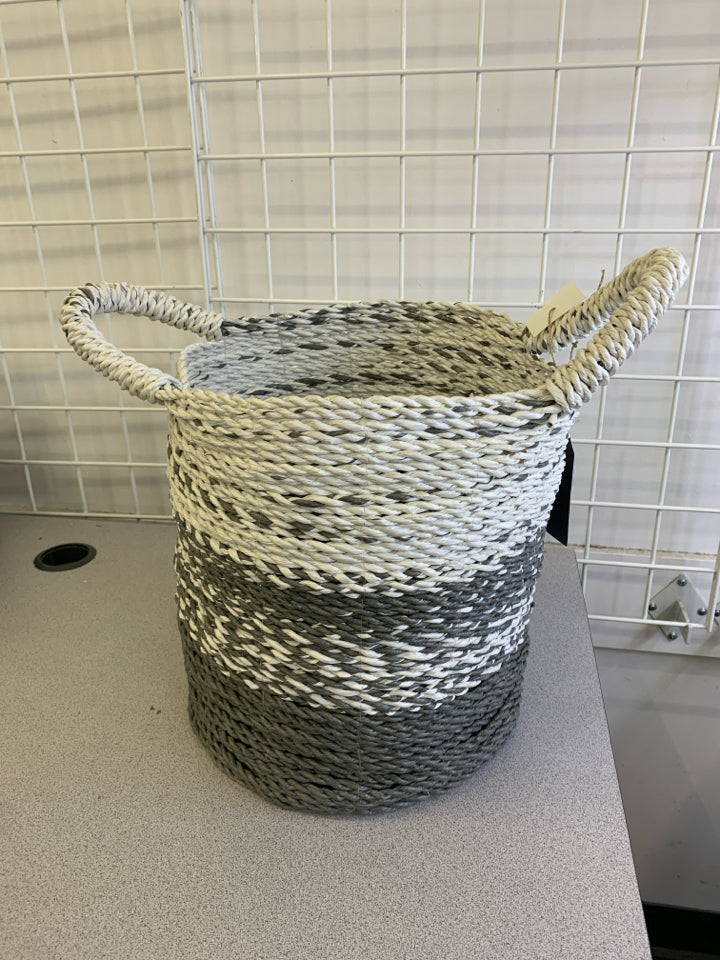 GREY/WHITE WOVEN BASKET WITH HANDLES.